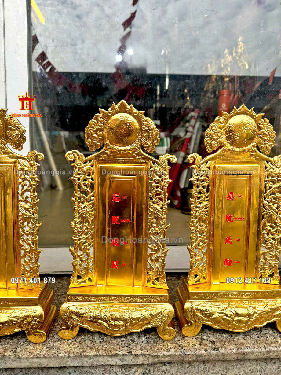 Bài vị được sử dụng để thờ cúng trên bàn thờ gia tiên sang trọng